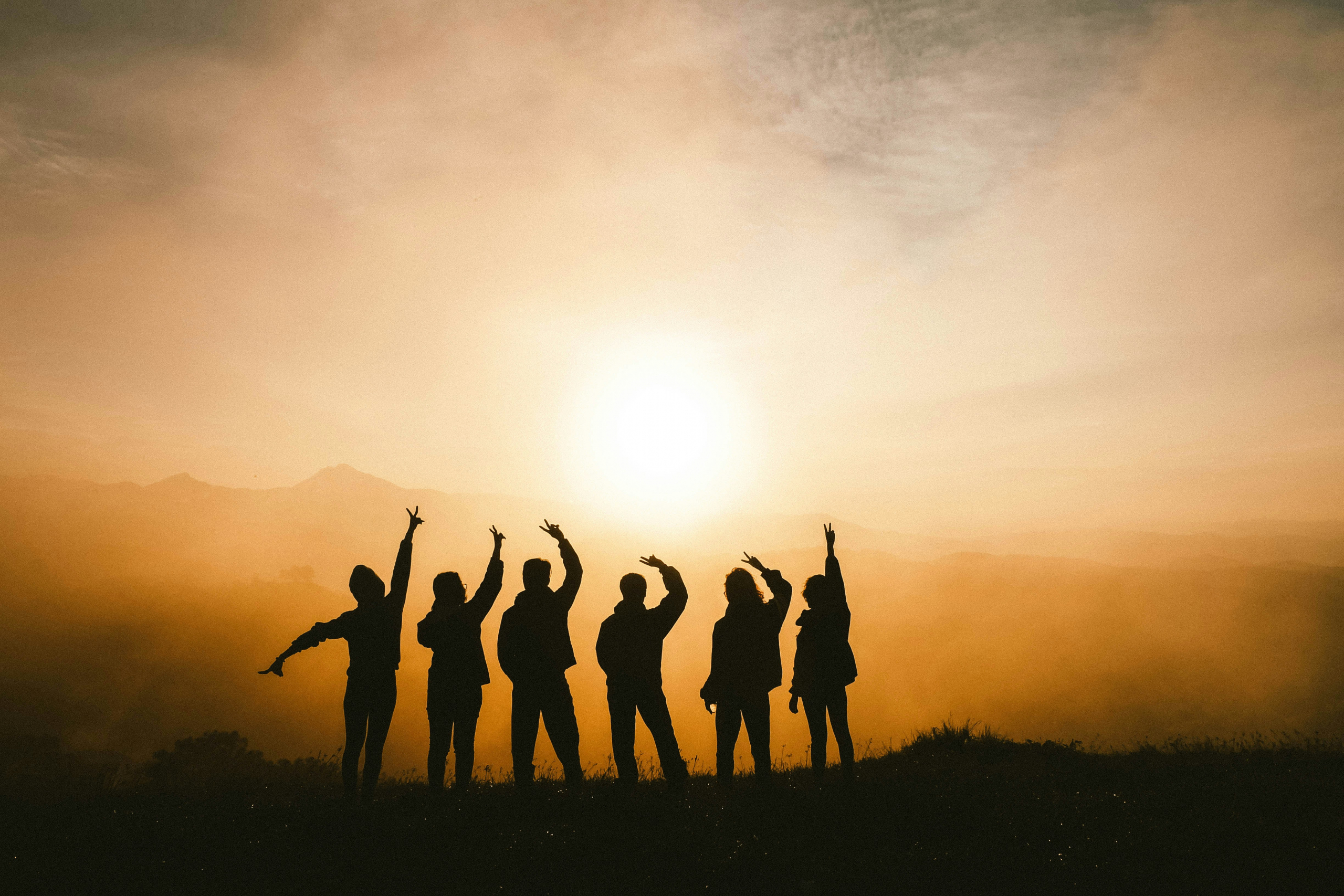 Gruppe von Menschen bei Sonnenuntergang – Humanability: Selbstreflexion, Empathie, Resilienz und Zusammenarbeit in Organisationen