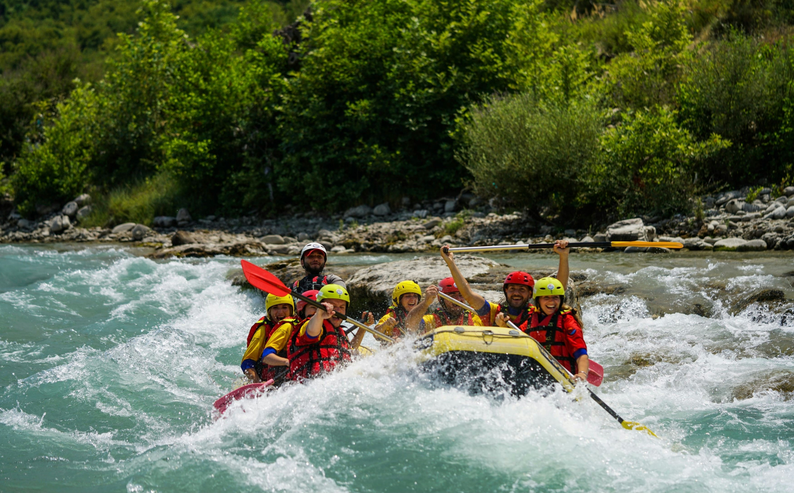 Team beim Wildwasser-Rafting – Leadability: Führung durch Befähigung, Orientierung und gemeinsame Verantwortung